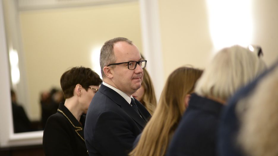 Warszawa, 24.01.2024. Minister sprawiedliwości, prokurator generalny Adam Bodnar przed posiedzeniem rządu, 24 bm. w KPRM w Warszawie. Rząd zajmie się m.in. projektem dotyczącym dostępu bez recepty do antykoncepcji awaryjnej, czyli tzw. pigułki "dzień po�. Stosuje się ją w przypadkach nagłych, np. gdy zastosowana metoda antykoncepcji zawiodła. (aldg) PAP/Marcin Obara