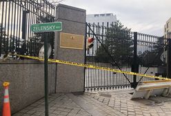 Na cześć Zełenskiego. Wymowny gest przed ambasadą Rosji w USA