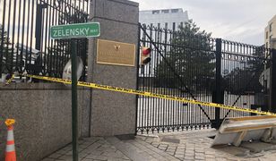 Na cześć Zełenskiego. Wymowny gest przed ambasadą Rosji w USA