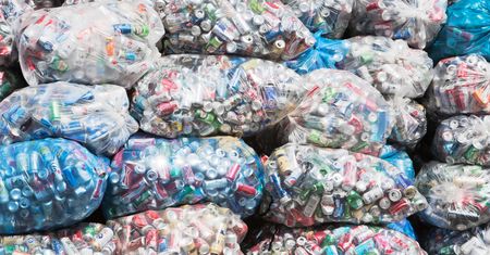Kupił dom za butelki i puszki. 36-latek zebrał 450 tys. odpadów