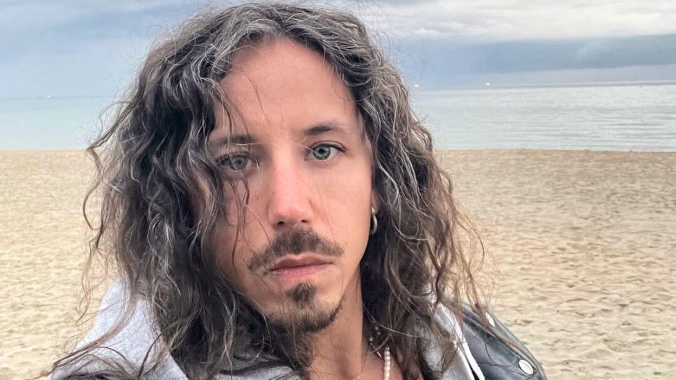 Michał Szpak lubi spędzać czas z psem. "Kocham tę bestię"