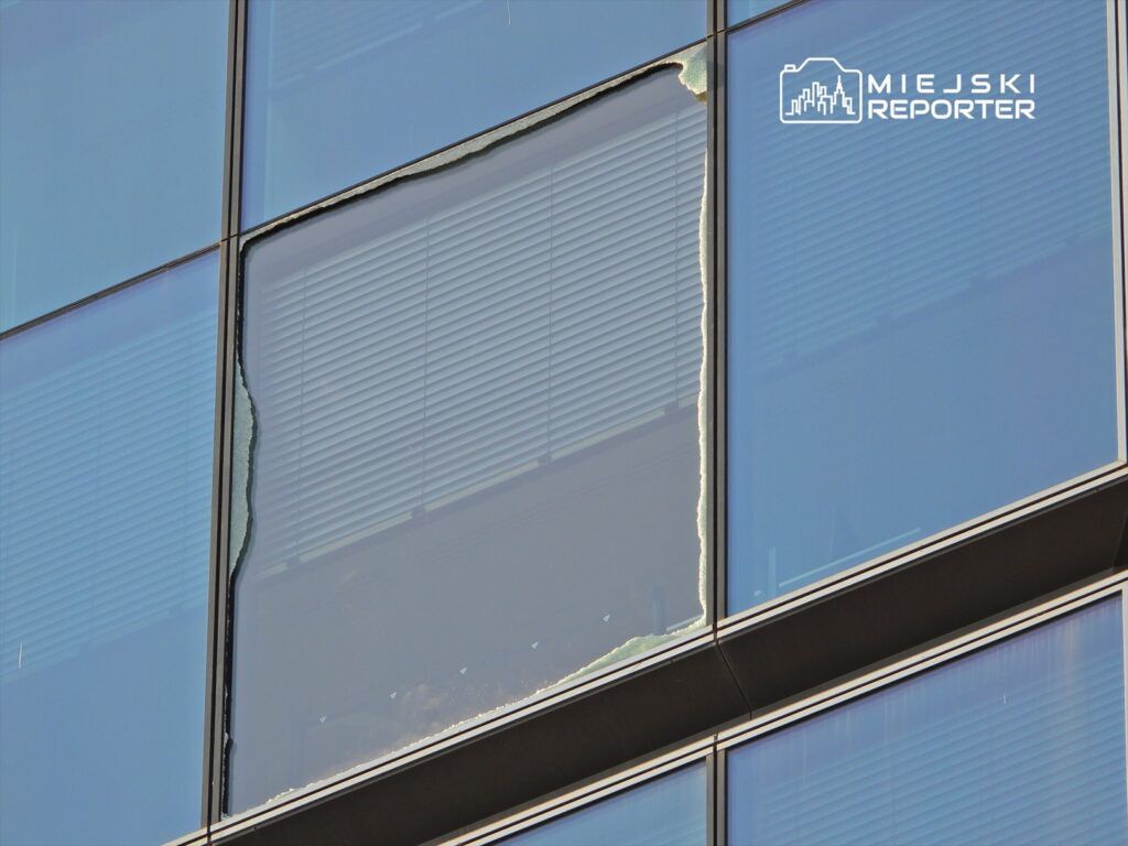 Warszawa: Szyba spadła z 11. piętra Varso Tower na ogródek kawiarniany i pobliski parking