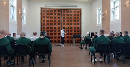 Skrzypek dał koncert w Zakładzie Karnym we Wronkach