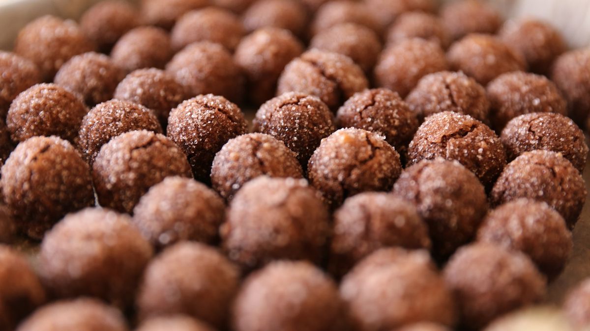 Nalewka z pieprzu i ziela angielskiego sprawdza się w przypadku problemów trawiennych, niestrawności i nudności