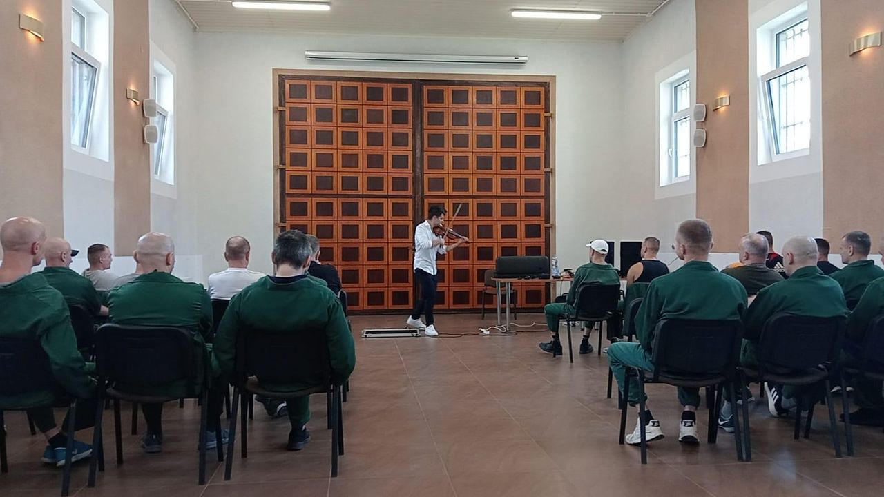 Skrzypek dał koncert w Zakładzie Karnym we Wronkach