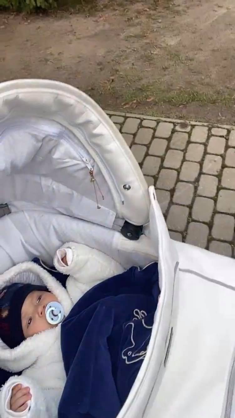 Małgorzata Rozenek i Radosław Majdan na spacerze z dziećmi i rodzicami