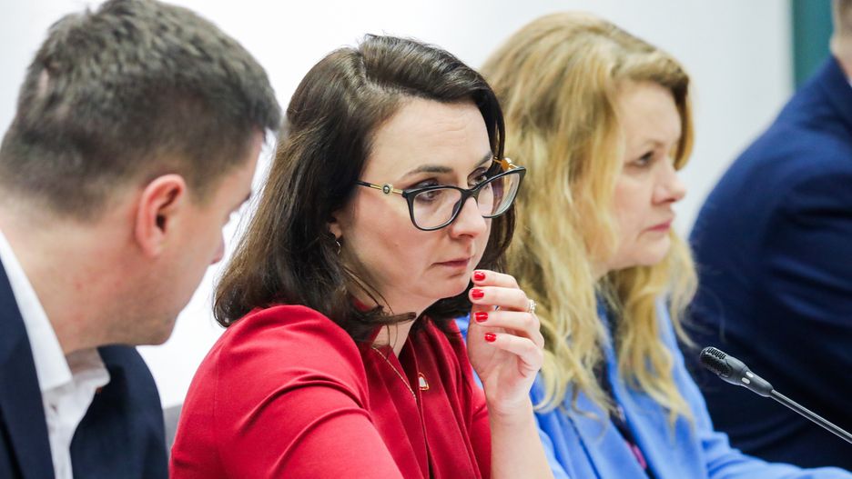 Warszawa, 21.02.2024. Przewodnicząca komisji, posłanka KO Kamila Gasiuk-Pihowicz (C) podczas posiedzenia sejmowej Komisji Sprawiedliwości i Praw Człowieka w Sejmie w Warszawie, 21 bm. Komisja zajmuje się rozpatrzeniem i zaopiniowaniem poselskiego wniosku o wyrażenie wotum nieufności wobec Ministra Sprawiedliwości Adama Bodnara. (jm) PAP/Tomasz Gzell