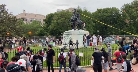USA. Protestujący próbowali obalić pomnik prezydenta USA
