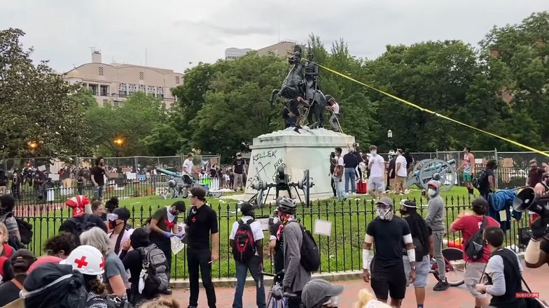 USA. Protestujący próbowali obalić pomnik prezydenta USA