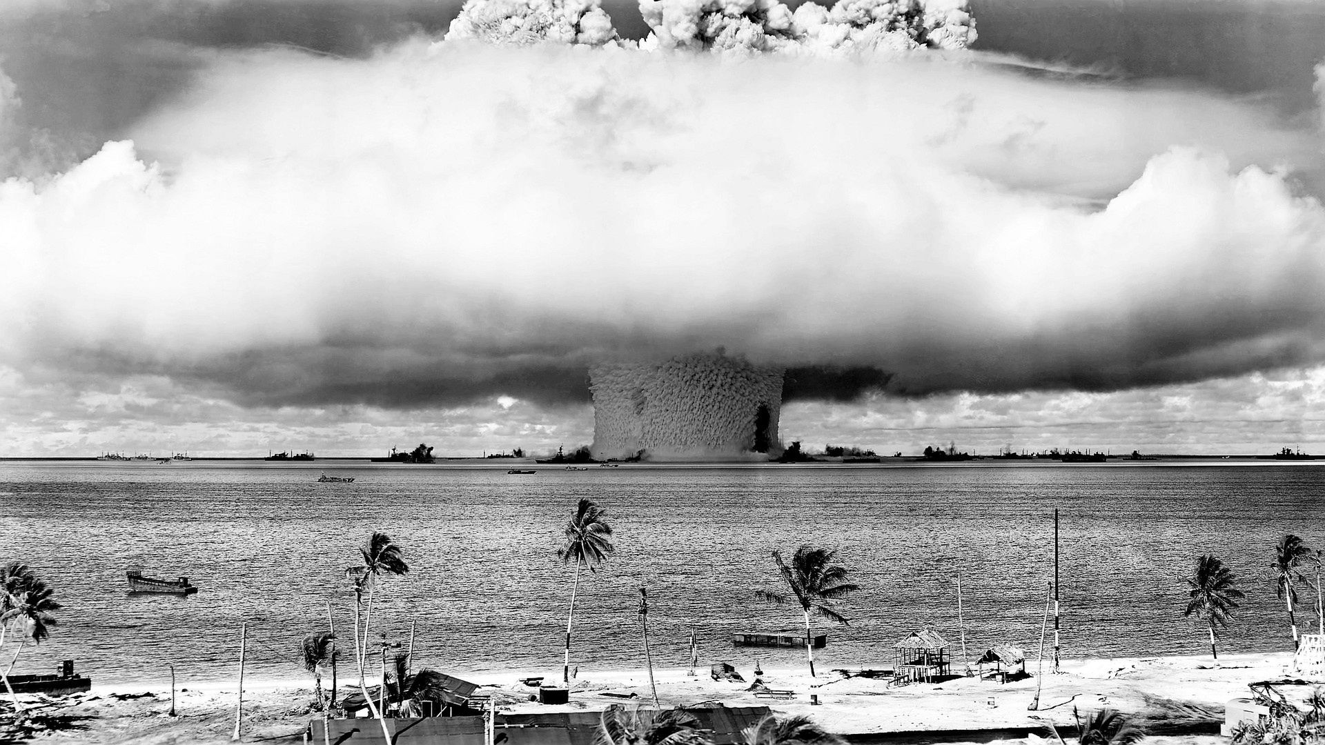 Grzyb atomowy formujący się detonacji bomby atomowej na