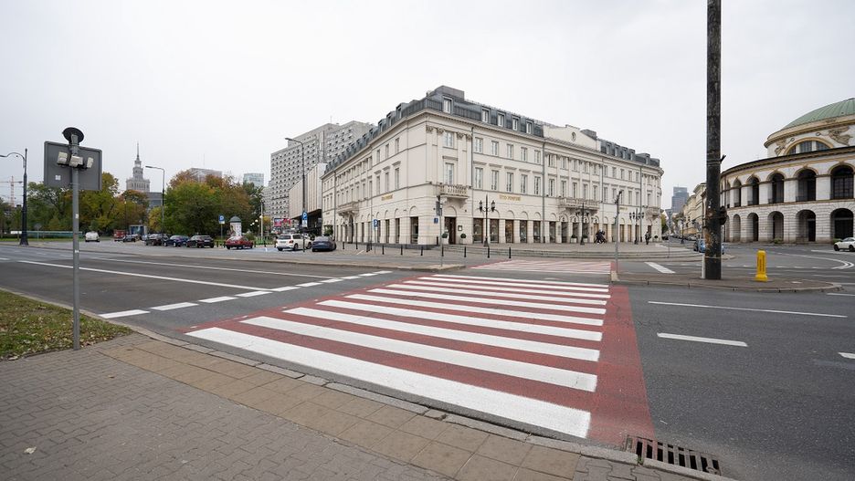 Warszawa. Przejście dla pieszych przez ul. Marszałkowską