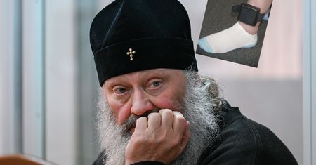 Narzeka, że nie może naładować policyjnej bransoletki