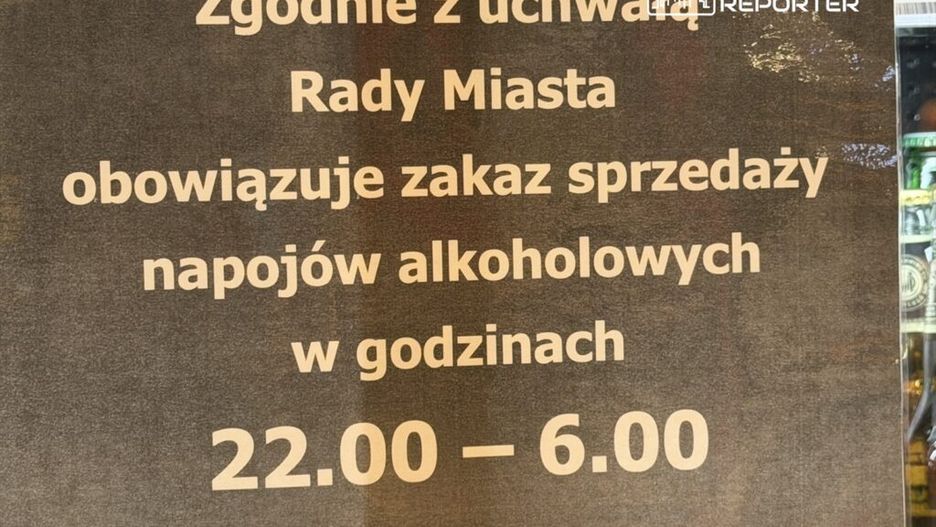 Na szybie witryny sklepu widoczny jest napis informujący o zakazie sprzedaży napojów alkoholowych w godzinach 22.00 – 6.00.