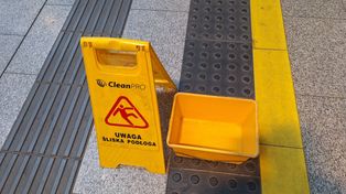 Dworzec Łódź Fabryczna przecieka. Tak pada, że na dworcowym peronie stanęło wiaderko z wodą. Pasażerowie muszą uważać!