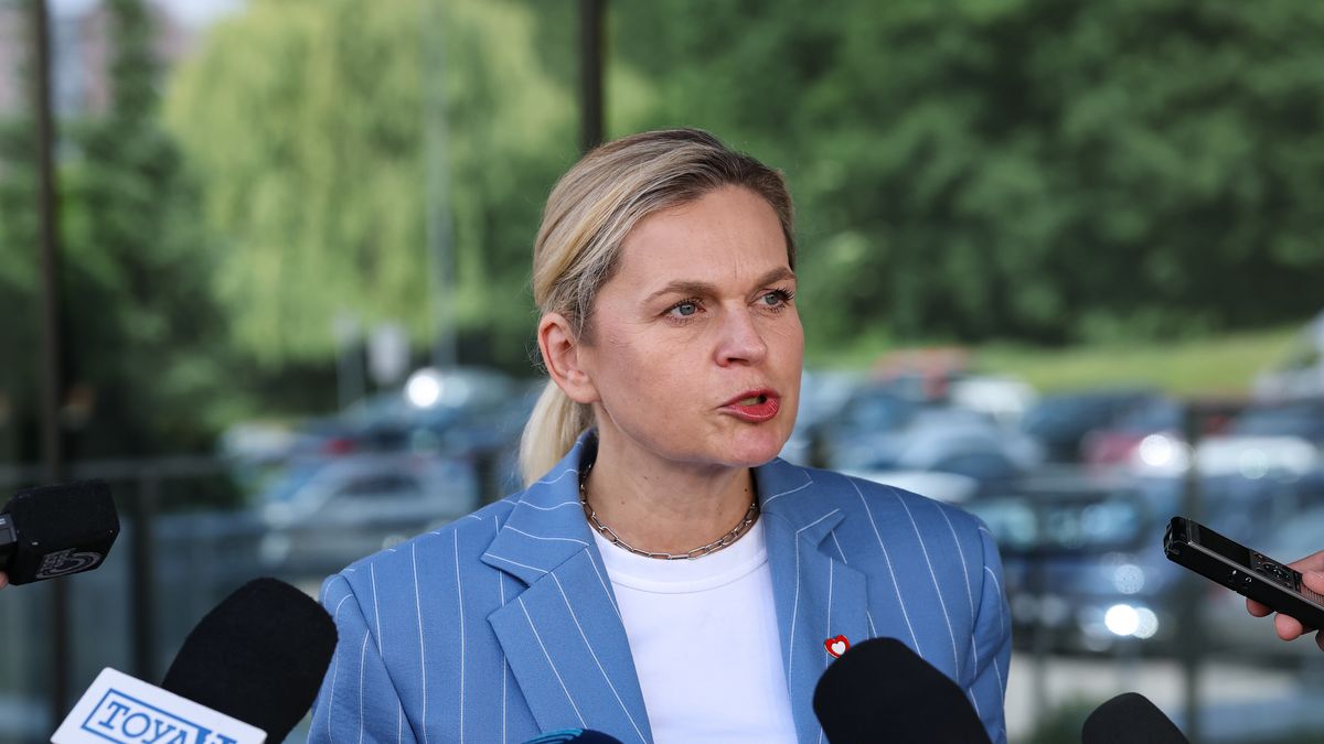 Łódź, 01.06.2026. Minister edukacji Barbara Nowacka podczas wypowiedzi dla mediów przed spotkaniem z młodzieżą w Łodzi, 1 bm. Spotkanie dot. powstającej Krajowej Strategii Młodzieżowej. (aldg) PAP/Marian Zubrzycki