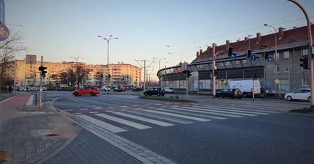 Wrocław. Potrącenie aż trzech pieszych na al. Kromera. Policja apeluje o ostrożność