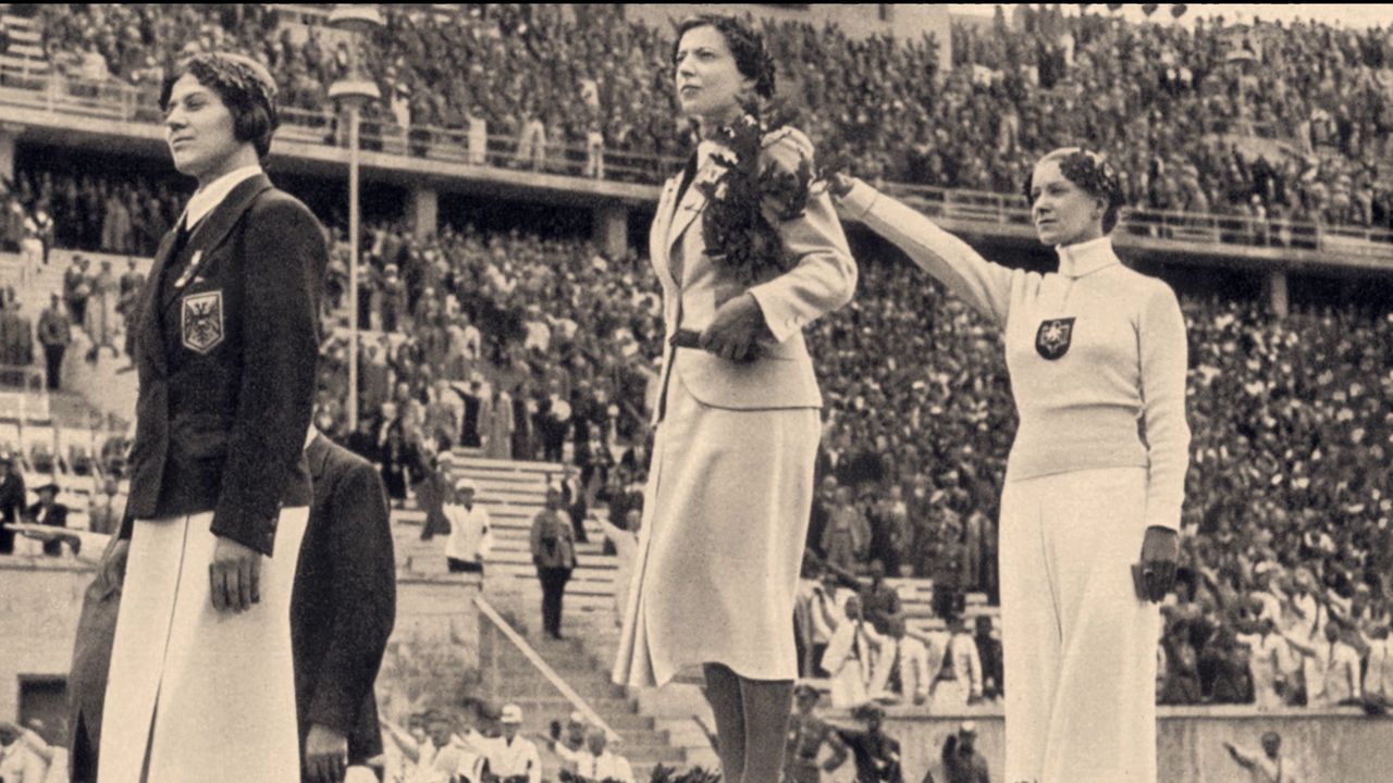Helene Meyer wykonująca nazistowski salut