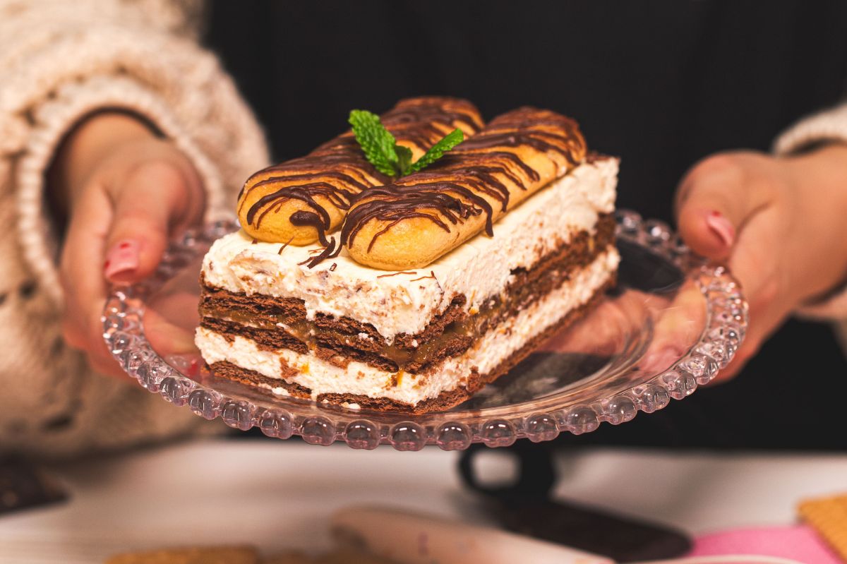 Szybki deser bez pieczenia wygląda lepiej niż z cukierni. Ciasto Poduszki Tereski podbija polskie stoły