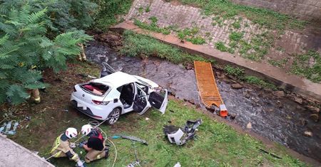 Staranował bariery i wpadł do rzeki. Kierowca seata zginął na miejscu