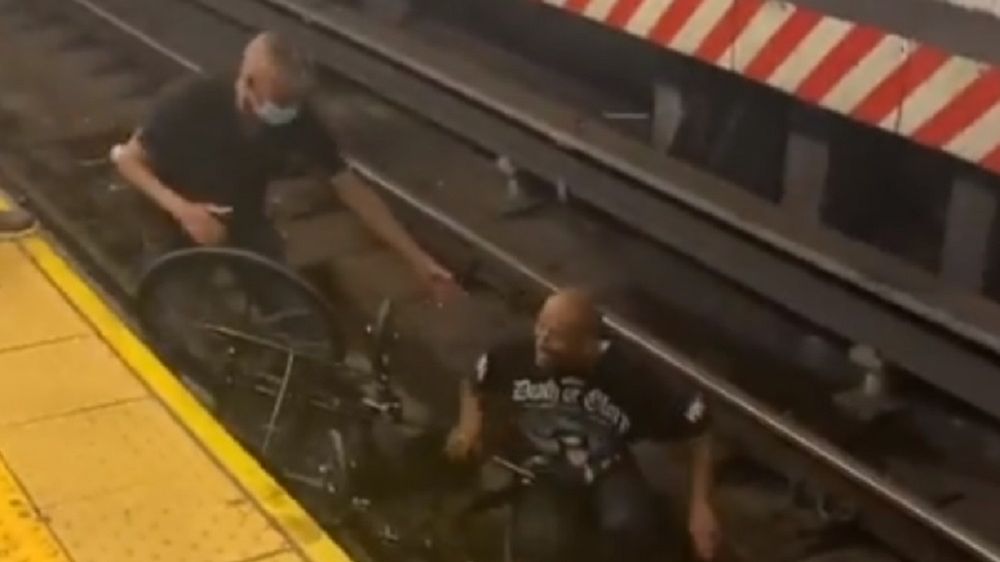 Świadek uratował mężczyznę, który spadł na tory 