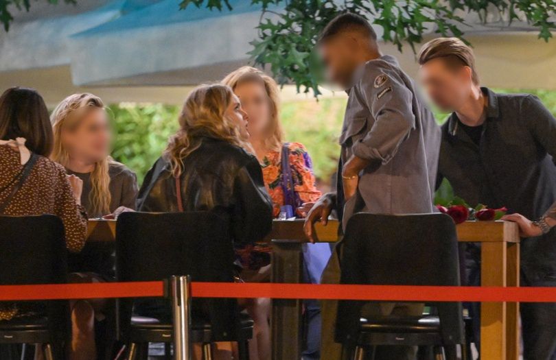 Olga Kalicka bawi się na mieście ze znajomymi