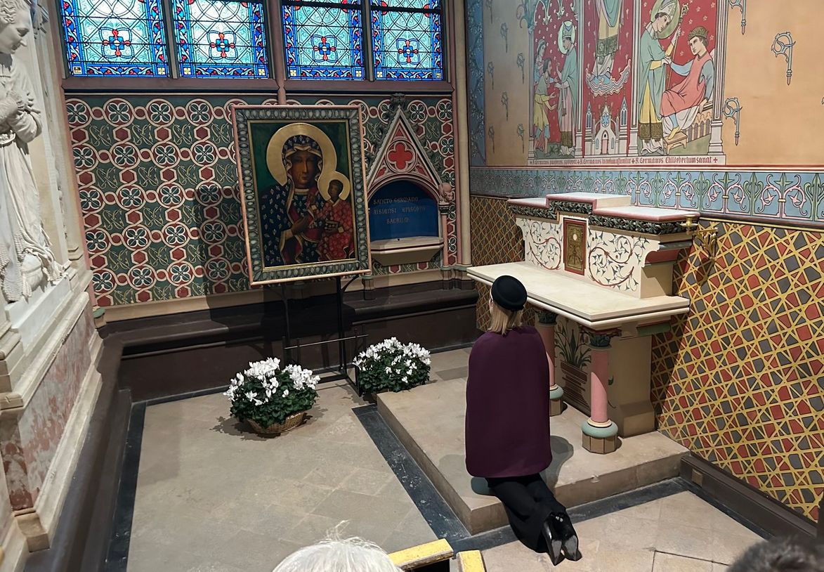 Marta Nawrocka w katedrze Notre-Dame