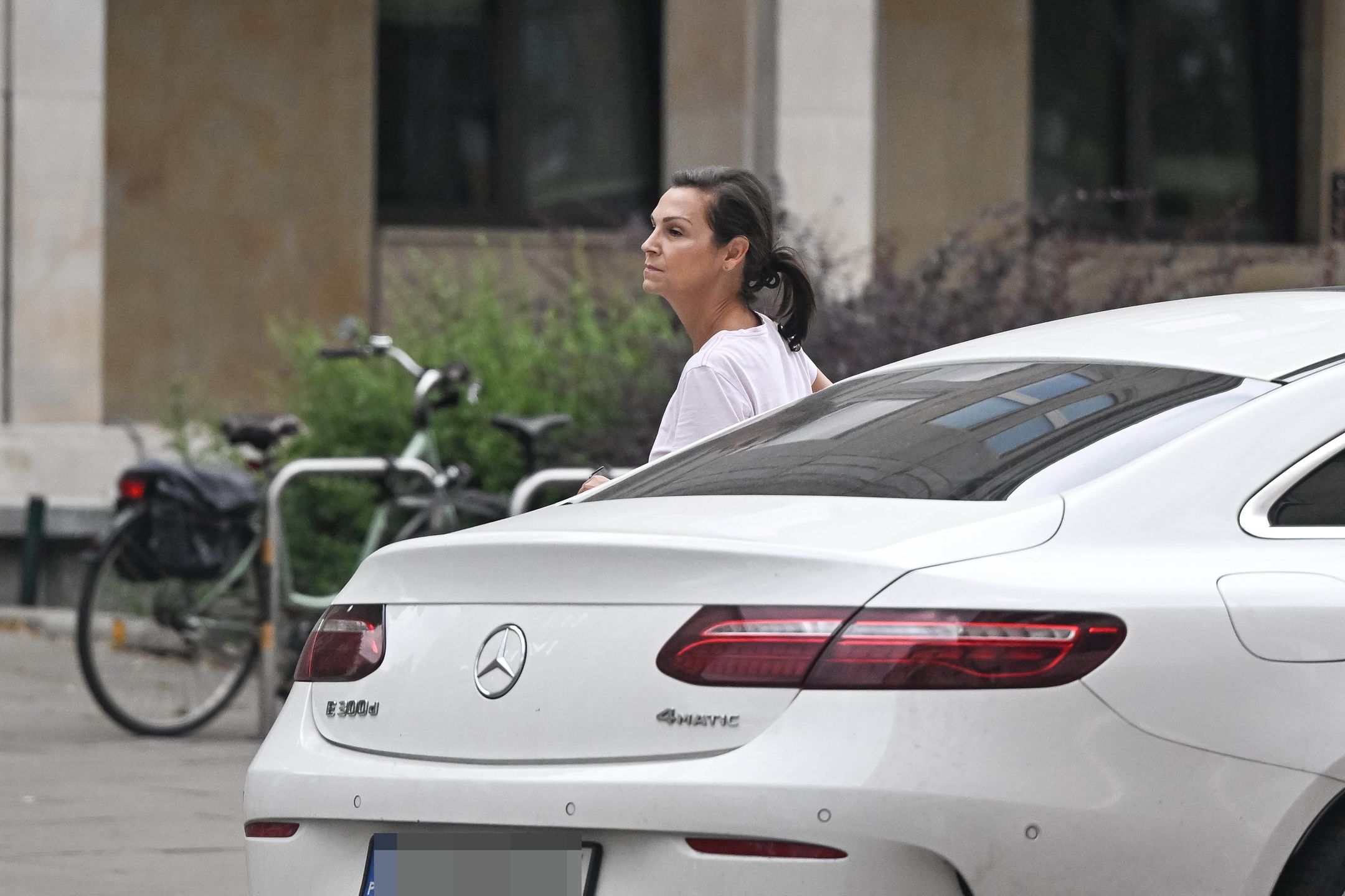 Olga Bończyk parkuje w niedozwolonym miejscu