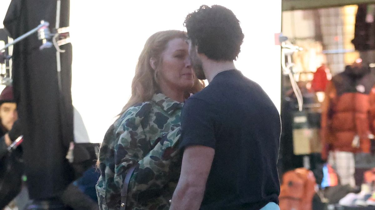 Celebrity Sightings In Jersey City - January 12, 2024JERSEY CITY, NJ - JANUARY 12: Blake Lively and Justin Baldoni are seen on the set of 'It Ends with Us' on January 12, 2024 in Jersey City, New Jersey.  (Photo by Jose Perez/Bauer-Griffin/GC Images)Jose Perez/Bauer-Griffinit ends with us, 240112jp