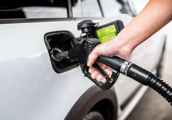 "Paliwo burmistrza" po niższych cenach. Nietypowy pomysł włoskiej gminy