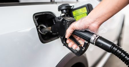 "Paliwo burmistrza" po niższych cenach. Nietypowy pomysł włoskiej gminy