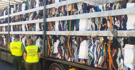 25 ton "śmieciowej" odzieży z Belgii w drodze do Czech. KAS zatrzymała nielegalny transport na A4