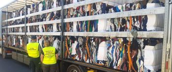 25 ton "śmieciowej" odzieży z Belgii w drodze do Czech. KAS zatrzymała nielegalny transport na A4