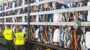 25 ton "śmieciowej" odzieży z Belgii w drodze do Czech. KAS zatrzymała nielegalny transport na A4
