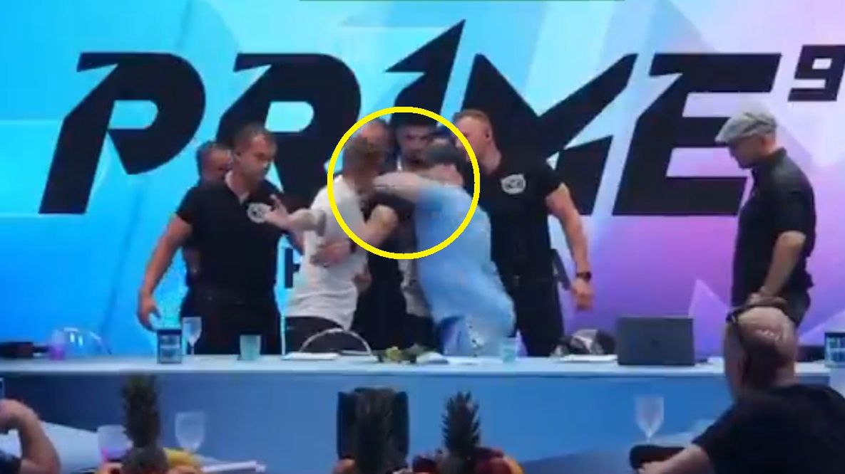 Na zdjęciu: uderzenie łokciem na konferencji prasowej