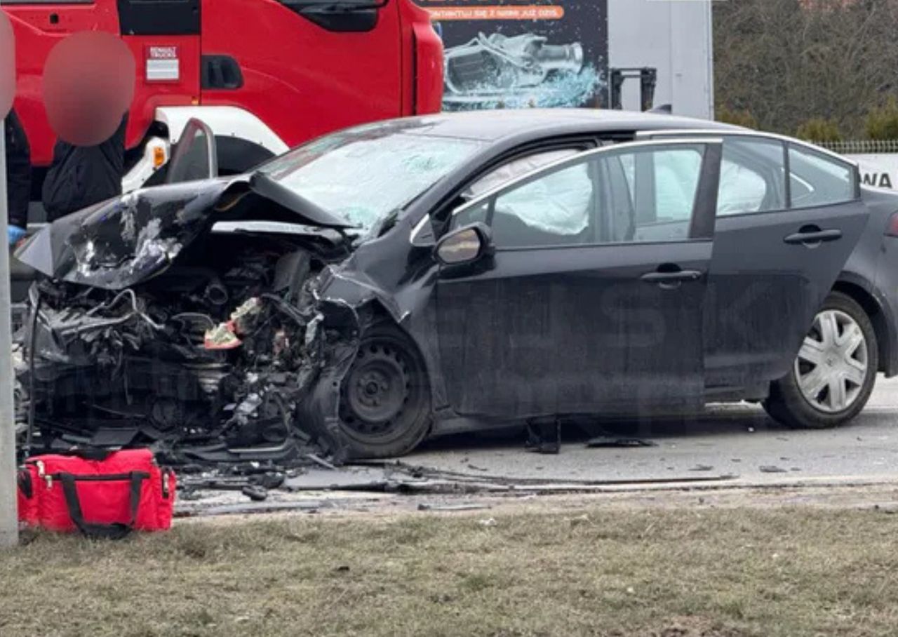 Czołowe zderzenie z radiowozem na Białołęce. Ranni policjanci