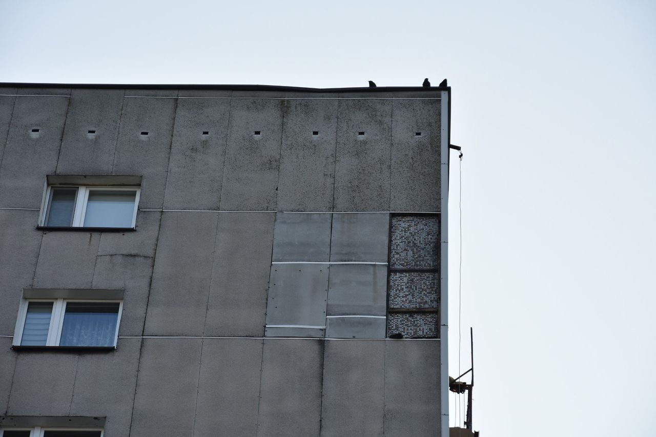 Bloki w Świętochłowicach się sypią. Dwie wielkie płyty runęły koło chodnika. Mogły nawet kogoś zabić!