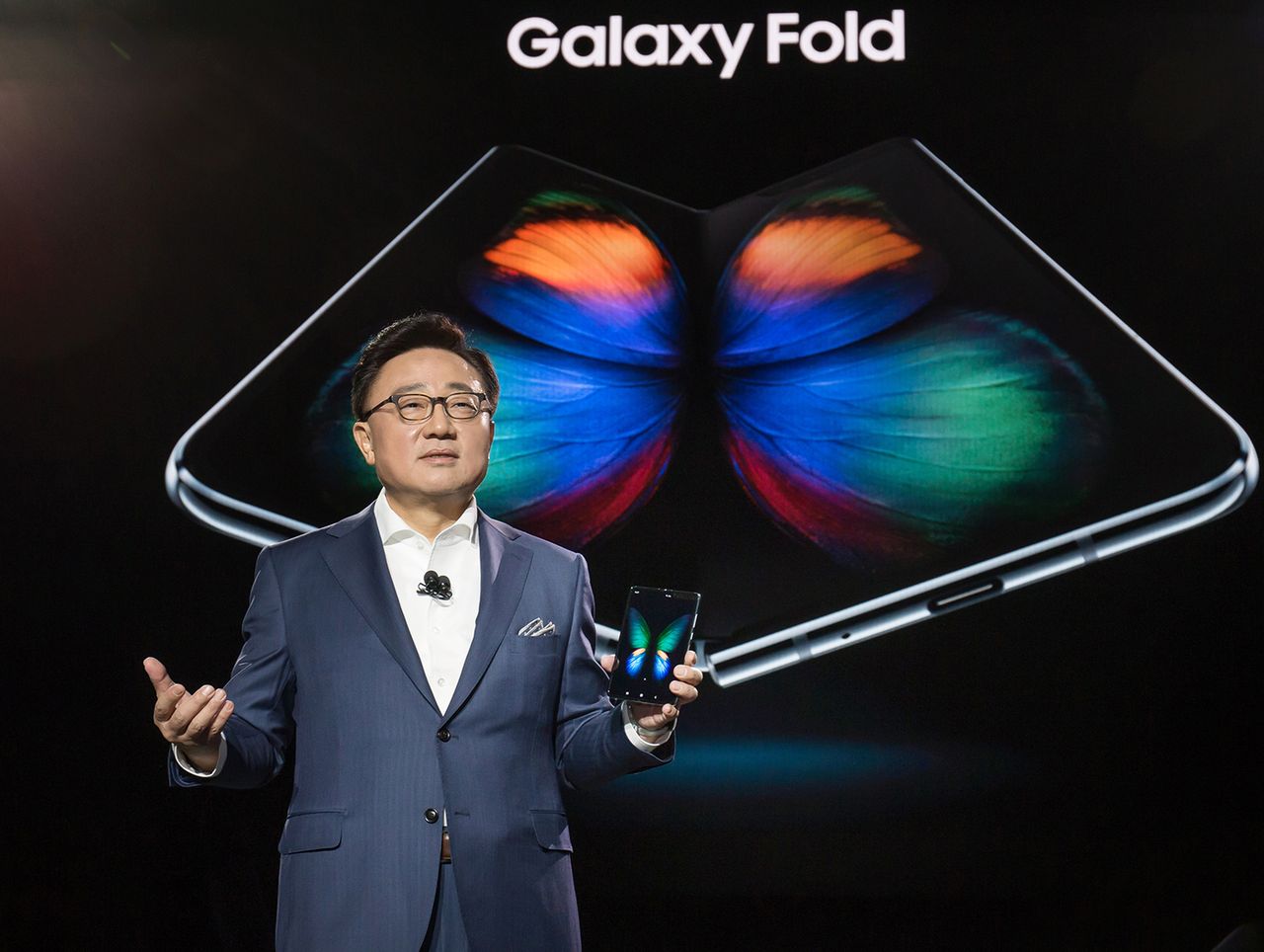 Samsung Galaxy Fold w rękach prezesa firmy, fot. materiały prasowe