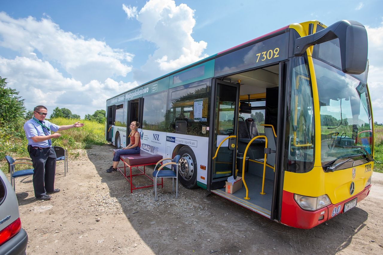 SZCZEPCIObus krąży po Wrocławiu. Szansa na zaszczepienie w weekend