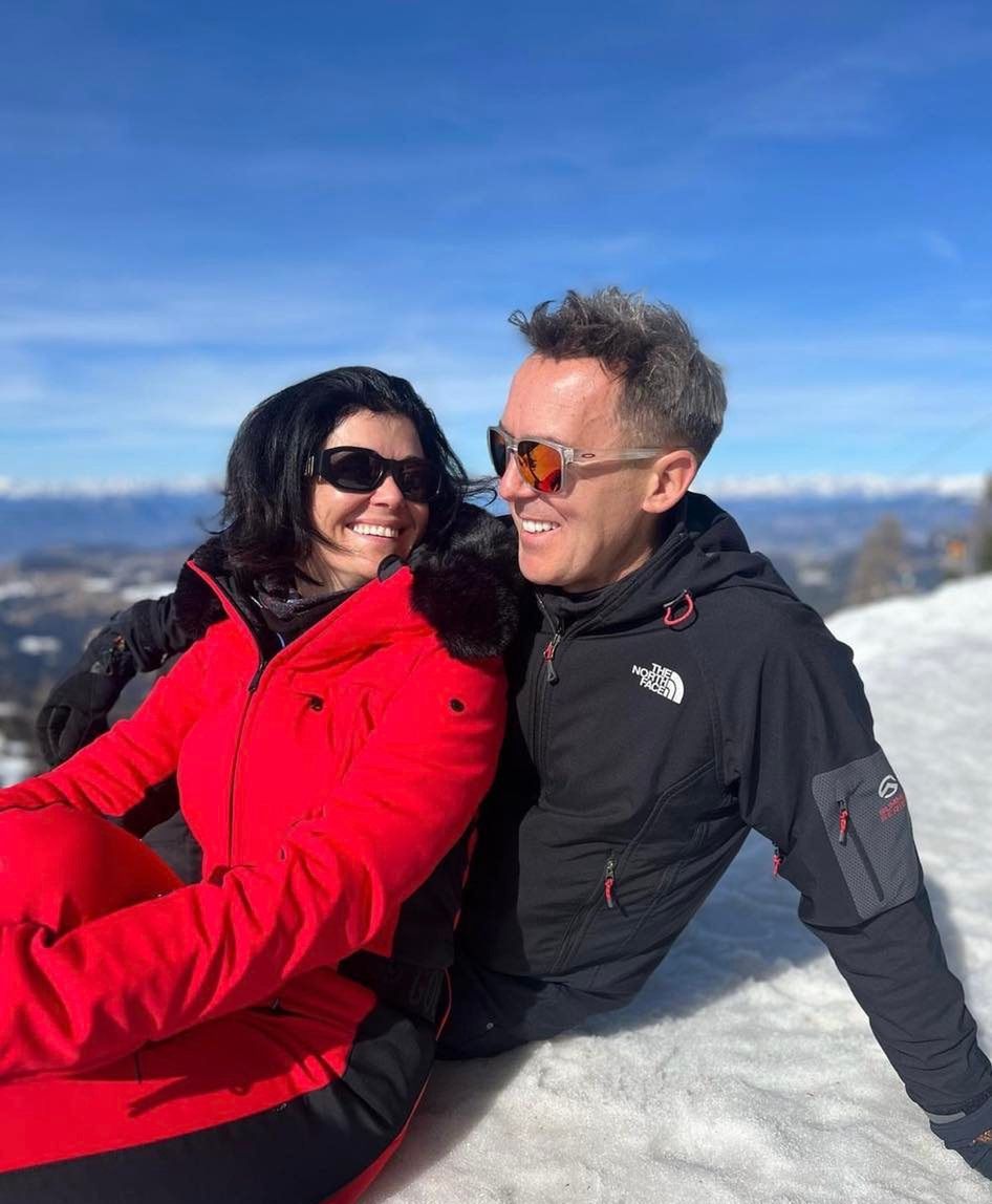 Katarzyna Cichopek i Maciej Kurzajewski  z dziećmi na nartach