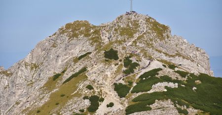 Nie będzie śledztwa ws. tęczowej flagi na krzyżu na Giewoncie. Tak zdecydował sąd