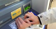 Taki błąd przy wypłacie pieniędzy z bankomatu może sporo kosztować. Tak można stracić kasę
