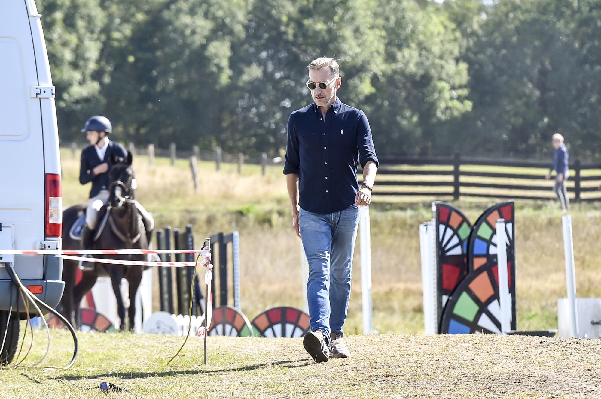 Ponury Piotr Kraśko patrzy na fotoreporterów spod byka na turnieju Gałkowo Masters 2022