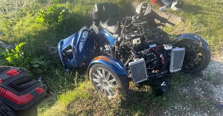 Trójkołowy motocykl przewrócił się w Dobruchnie. Dwie osoby trafiły do szpitala