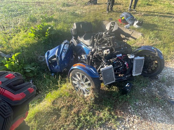 Trójkołowy motocykl przewrócił się w Dobruchnie. Dwie osoby trafiły do szpitala