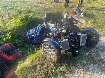 Trójkołowy motocykl przewrócił się w Dobruchnie. Dwie osoby trafiły do szpitala
