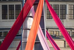 Wrocław. Iglica zamieniła się w słup majowy. To protest przeciwko propagandzie i dezinformacji