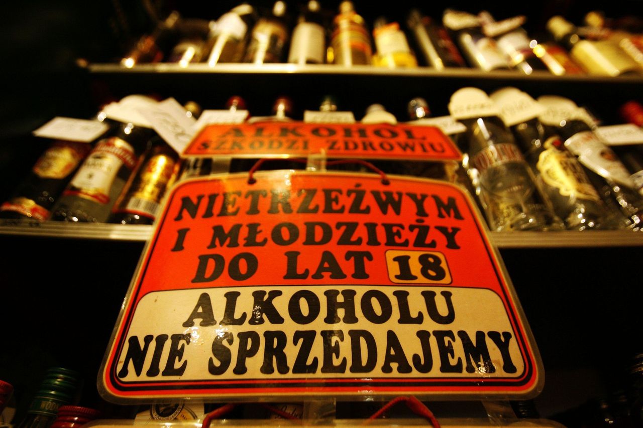 Młodzież z Łódzkiego coraz rzadziej pije alkohol i pali tytoń. Częstsze są e-papierosy i niebezpieczne, uzależniające "kryształy"