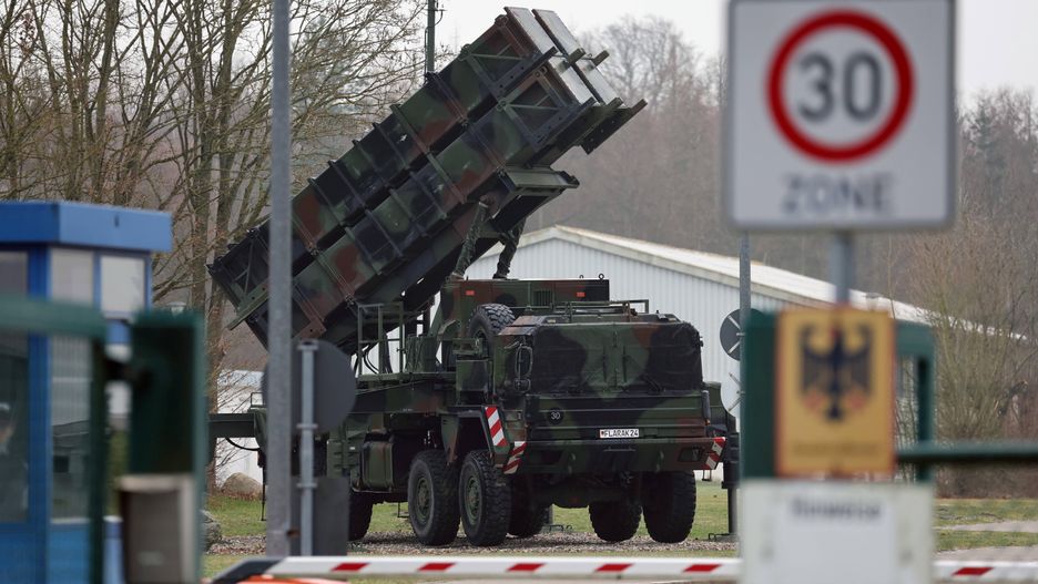 Patriots facing transfer to Poland
20 January 2023, Mecklenburg-Western Pomerania, Bad S�lze: The entrance to the Recknitztal barracks, home of the anti-aircraft missile group 24, on the left a mobile launch pad of the Patriot air defense system. In the coming days, the transfer of Patriot systems from Bad S�lze to Poland is to begin. A total of three squadrons are to ensure the protection of critical infrastructure of the NATO ally near the border with Ukraine. Photo: Bernd W�stneck/dpa 
Dostawca: PAP/DPA
Bernd W�stneck
Defense, Nafta, Poland, Ukraine, Russia