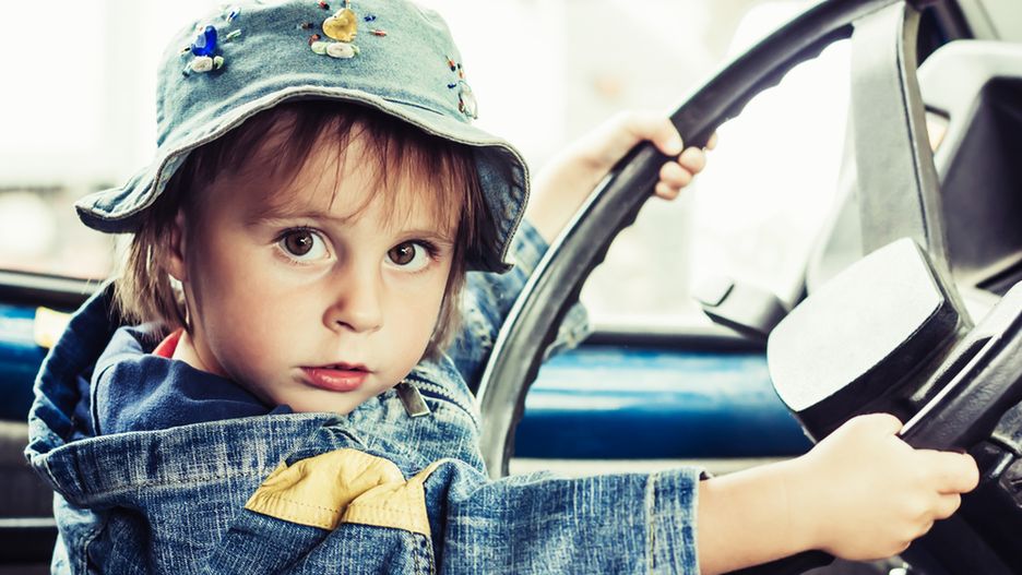 Za nieprawidłowe przewożenie dziecka w samochodzie grozi mandat w wysokości 150 złotych oraz 6 punktów karnych