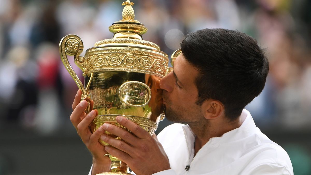 PAP/EPA / NEIL HALL / Na zdjęciu: Novak Djoković, mistrz Wimbledonu 2021
